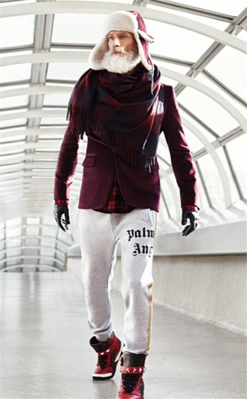 320名圣诞老人整体冲浪？？？八一八圣诞节奇闻趣事