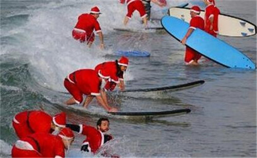 320名圣诞老人整体冲浪？？？八一八圣诞节奇闻趣事