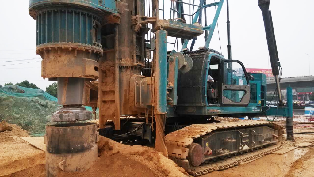 海内首创双动力头强力钻机获徐州市委重点表扬