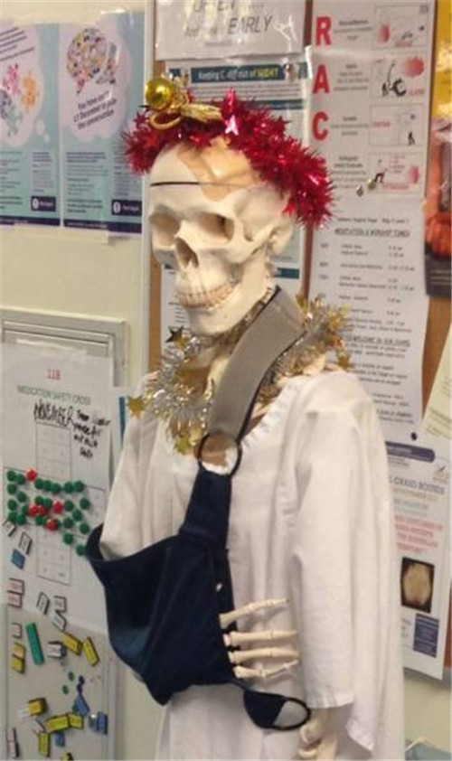 320名圣诞老人整体冲浪？？？八一八圣诞节奇闻趣事