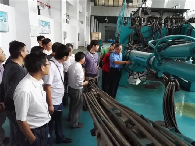 鹤发银丝映日月，，，，赤心热血沃新花