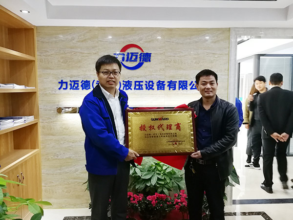 从拒绝到一次购置十台旋挖钻机，，，，他用八年时间熟悉必发智能