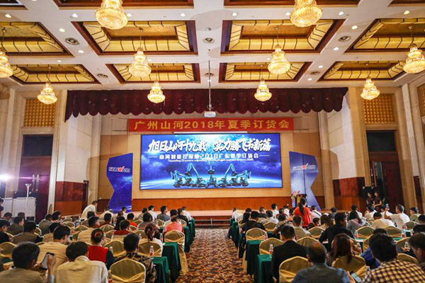 红四月，，，，，，必发智能挖掘机促销会节节攀升