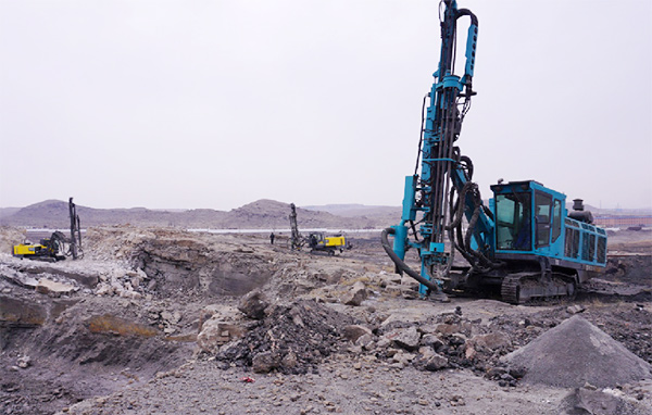 再战国际领先品牌，，，必发智能露天液压钻车一举成名