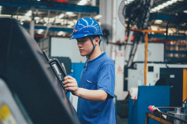 曾梦想当厨师，，，，，，，却成数控车工巨匠