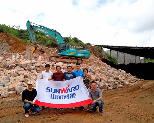 看石场风云怎样演绎？？？必发智能矿山战神SWE470E大型挖掘机一锤定音！