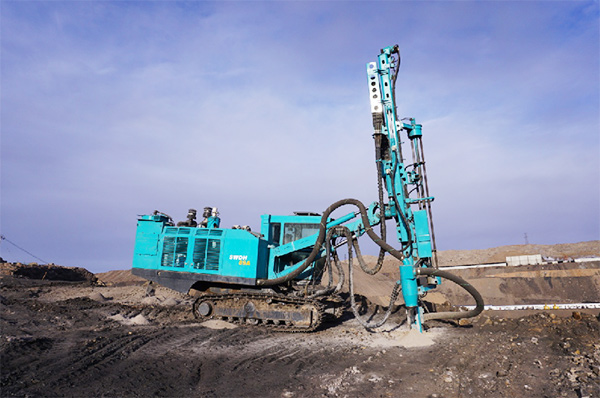 再战国际领先品牌，，，必发智能露天液压钻车一举成名