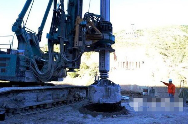 央视聚焦：必发智能旋挖钻机助力天下“第一高墩”