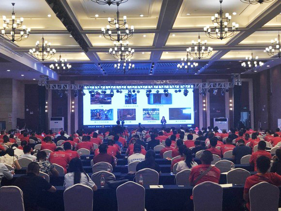 “超美微挖”现身2018微挖峰会，，，，，，必发智能微挖出口过万台