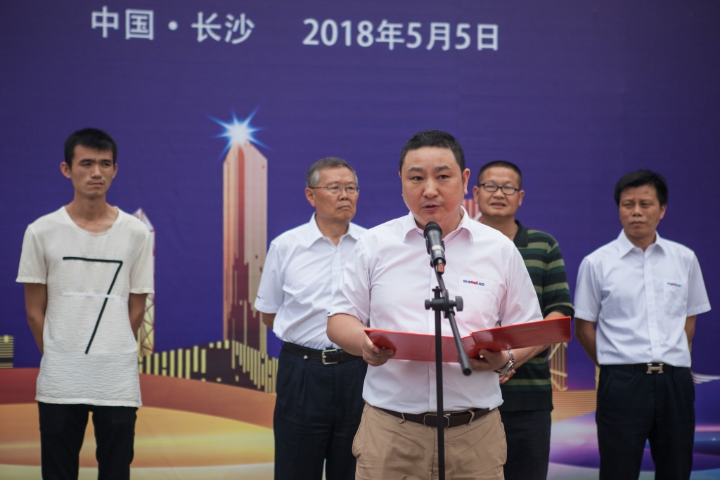 民族挖掘机品牌先导者，，，必发智能“城镇建设利器”SWE80E9荣耀上市