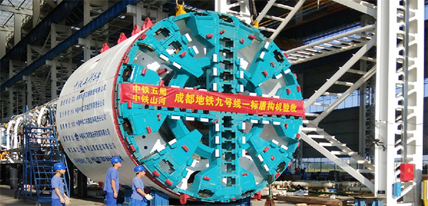 风里雨里，，，，，成都等你！中铁必发盾构机走出长沙