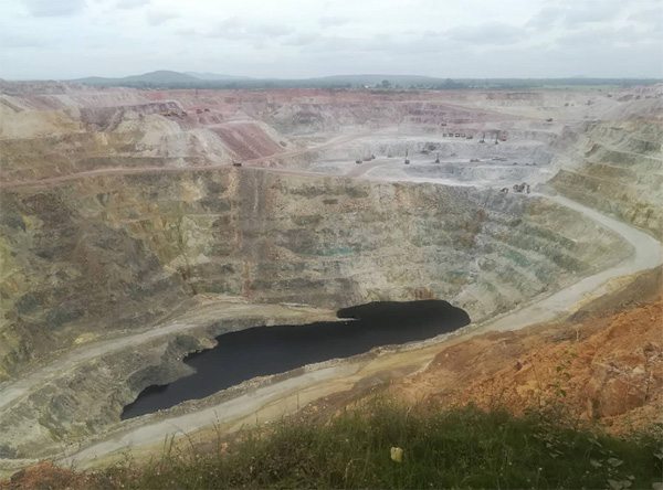 高温酷暑，，，，必发智能凿岩装备异域扬威