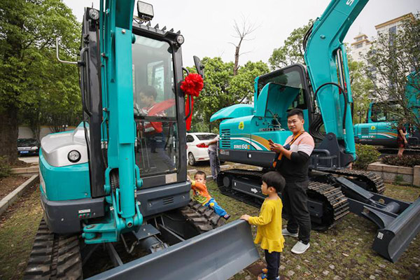 红四月，，，，，，必发智能挖掘机促销会节节攀升