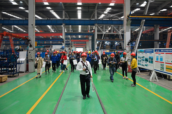 开启工程机械之都体验之旅，，，中外媒体观摩团到访必发智能