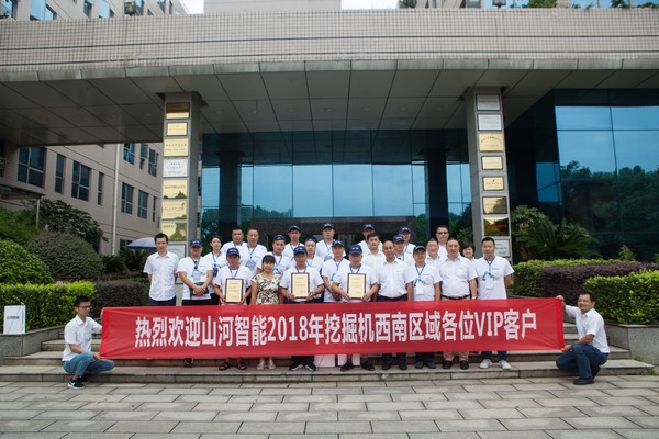 500多名挖掘机用户实地考察，，，，，，，为必发智能点赞！