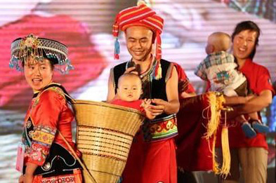 他们，，，，用小小背篓背出必发大情怀