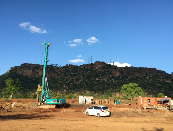 肯尼亚总统高度赞赏，，，，，乞力马扎罗山下必发绿闪灼