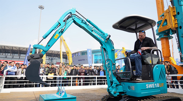 不平来战！必发智能展台有大礼等你拿