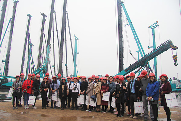 开启工程机械之都体验之旅，，，中外媒体观摩团到访必发智能