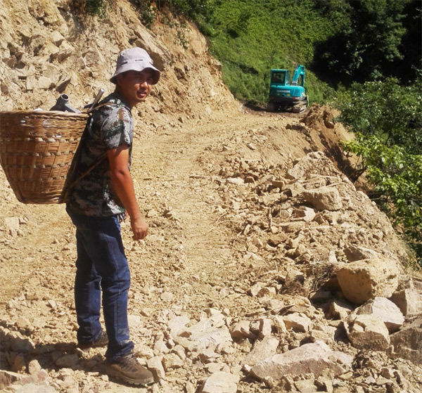 他们，，，，用小小背篓背出必发大情怀