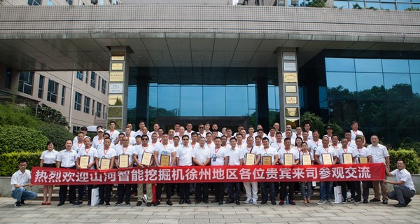 500多名挖掘机用户实地考察，，，，，，，为必发智能点赞！