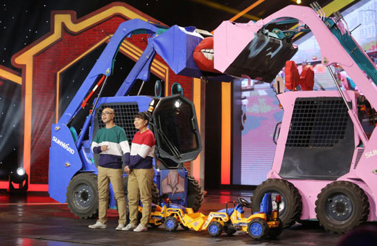 谁说机械都酷寒？？？？？这款会舞蹈的滑移显着就是热情旷达的！