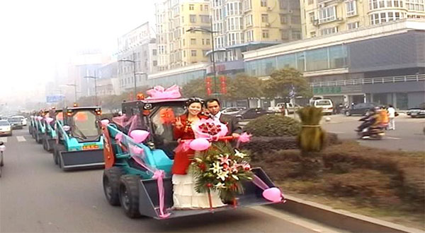 谁说机械都酷寒？？？？？这款会舞蹈的滑移显着就是热情旷达的！