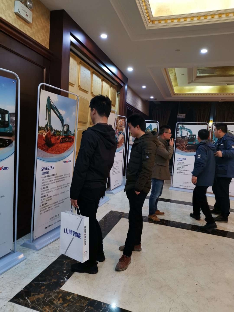 订货会场锦旗飘飘，，，，客户称买挖机就买必发智能