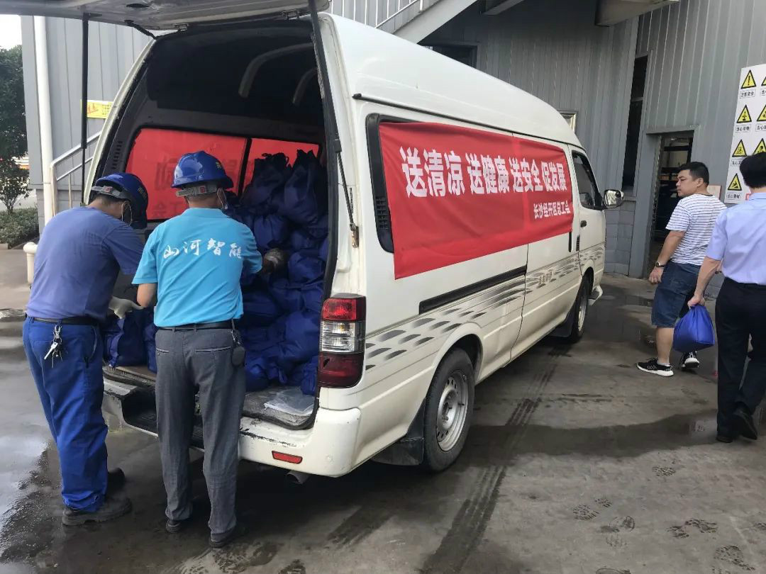 夏日炎炎送清凉，，，，，，，区总眷注暖人心