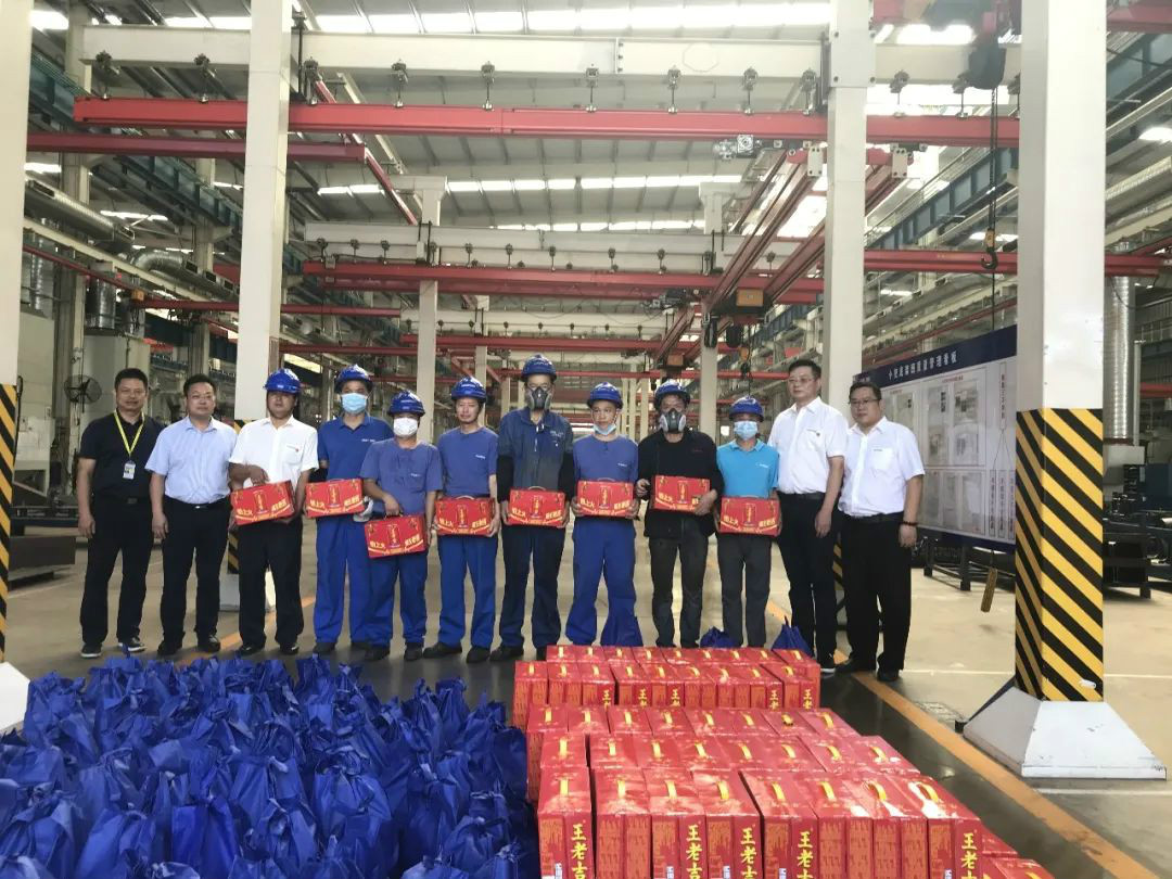 夏日炎炎送清凉，，，，，，，区总眷注暖人心