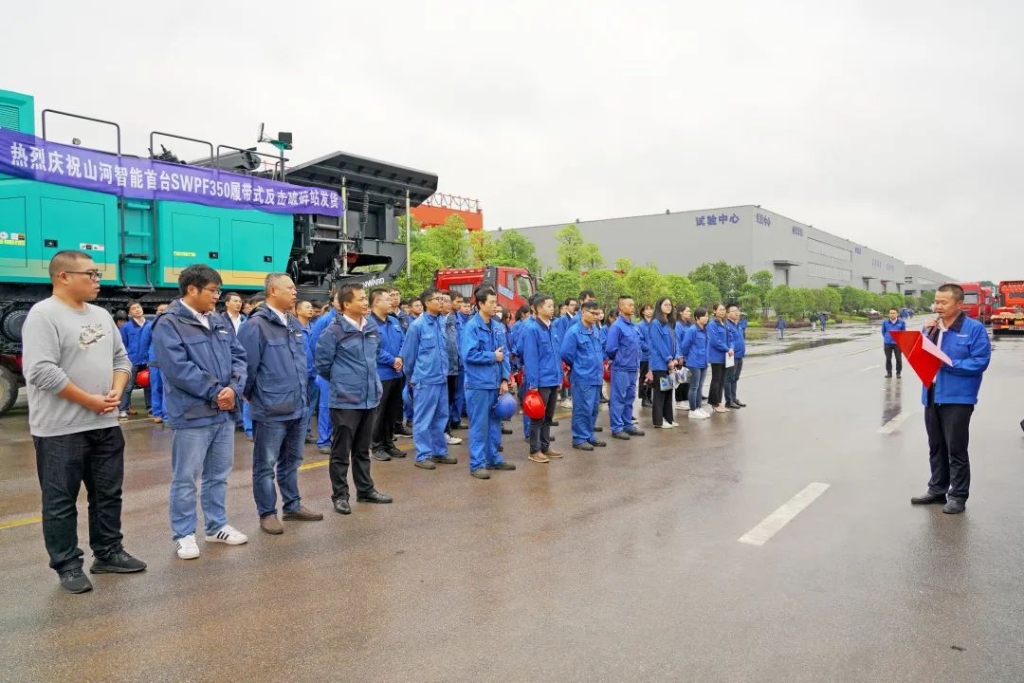 必发智能首台履带式还击破碎站发货