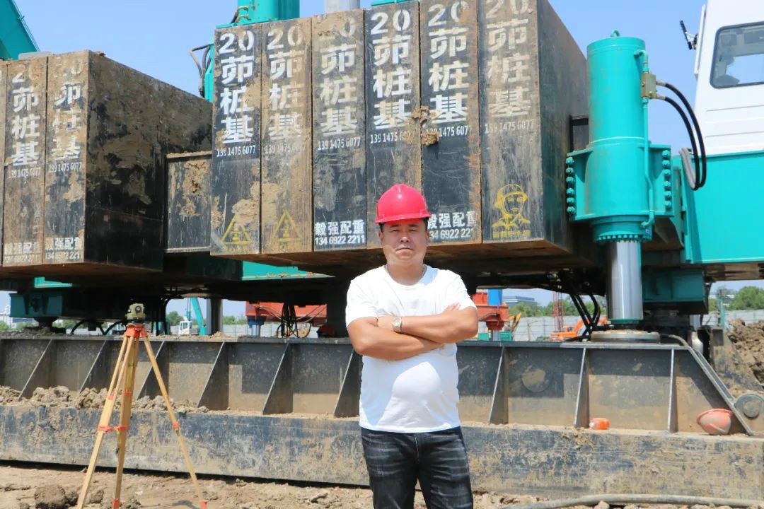 液压静力压桩机从1台到21台，，，，，他只用了8年！