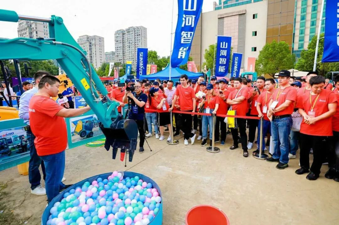 2020全球微挖大会 必发智能精品微挖赢得满堂彩