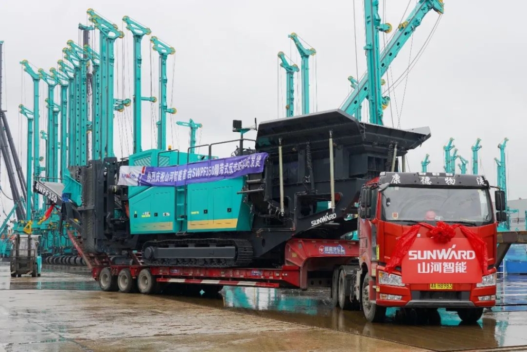 必发智能首台履带式还击破碎站发货