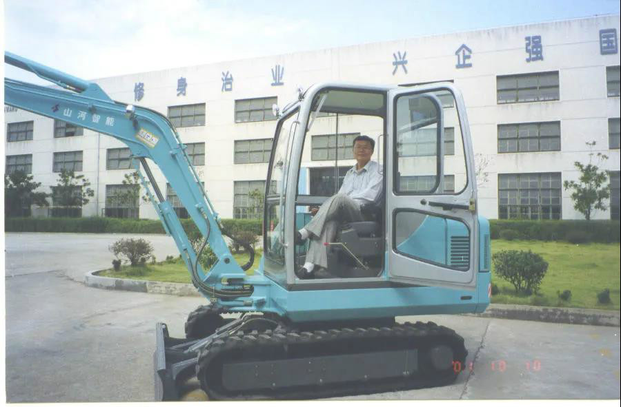 以先导式立异实现挖掘机从无到有，，，，，从小到大，，，，，从大到强！