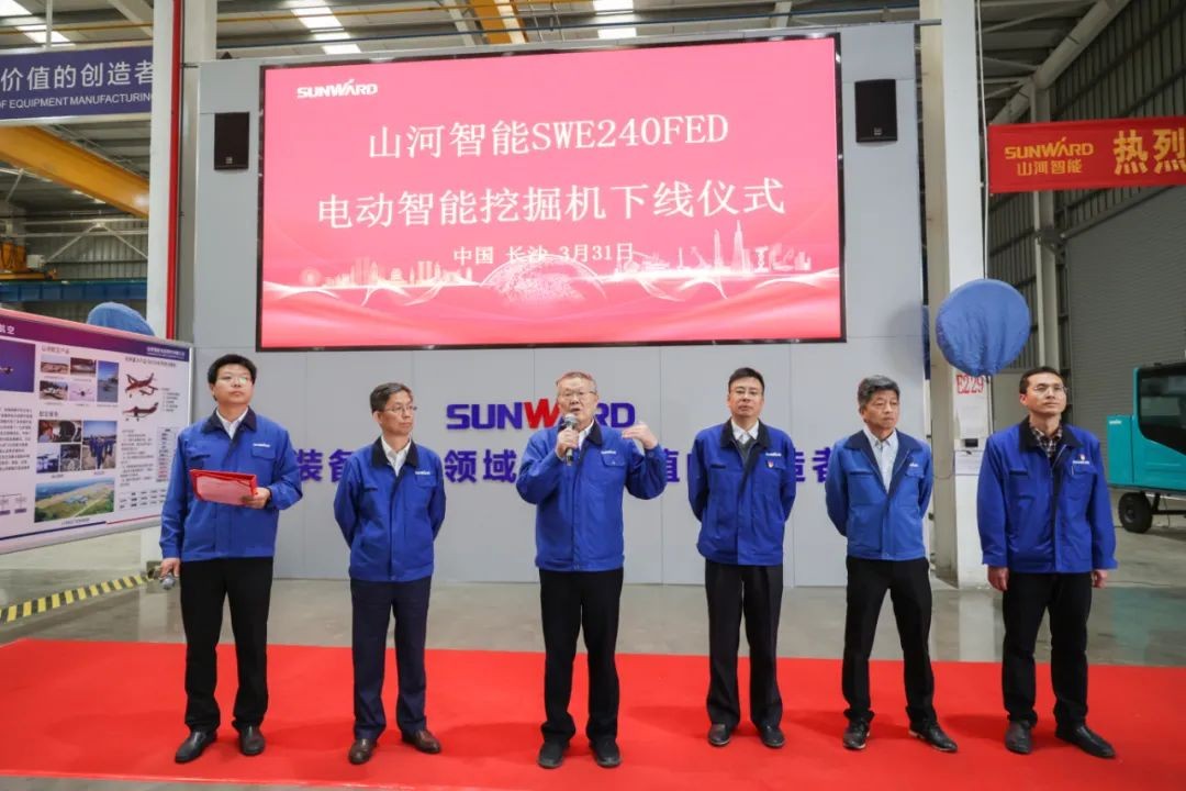 天下首台！必发智能SWE240FED电动智能挖掘机下线