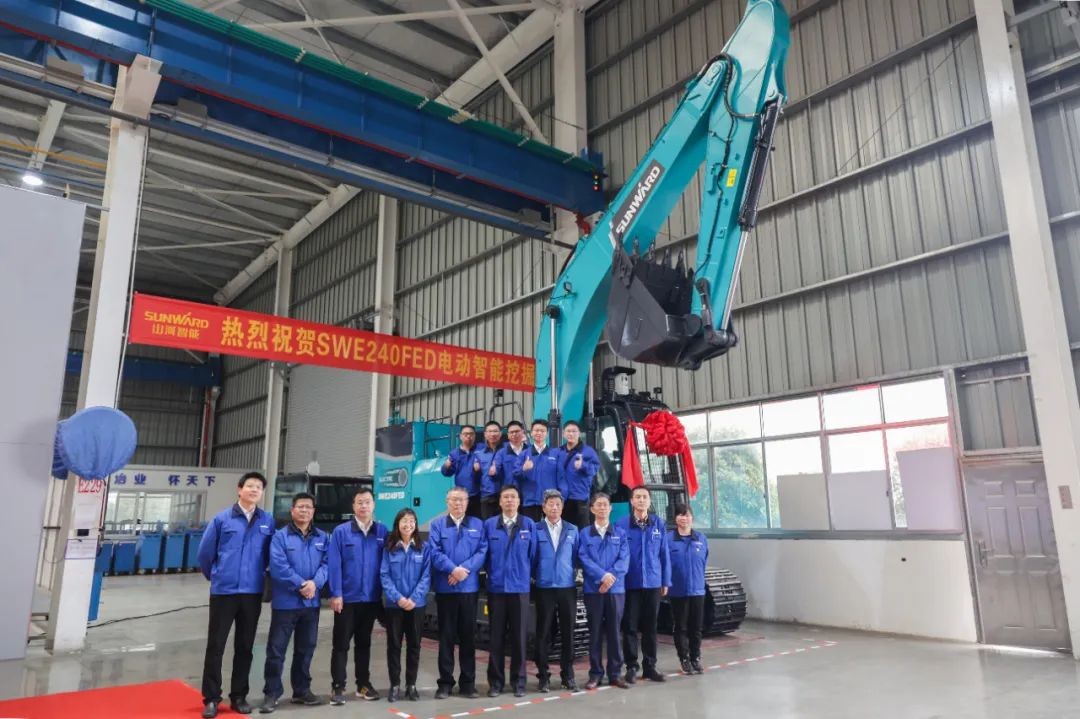 天下首台！必发智能SWE240FED电动智能挖掘机下线