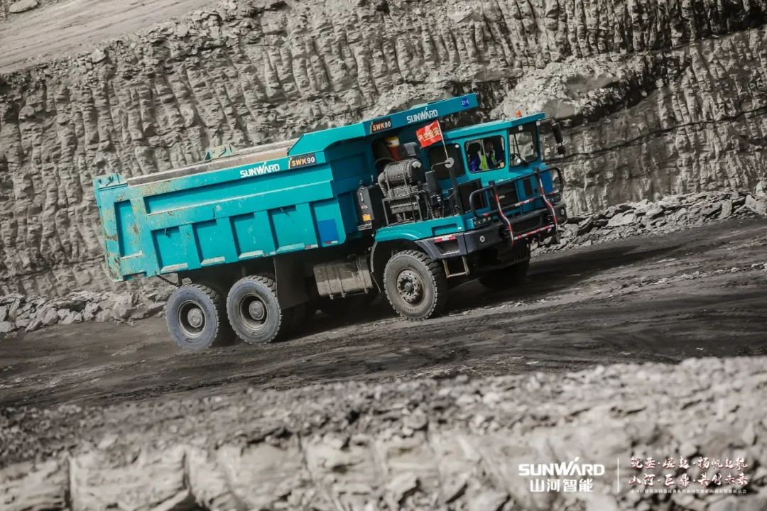 “矿”世能手，，，，，齐聚必发智能挖掘机操作手挑战赛