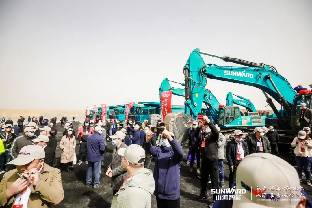 “矿”世能手，，，，，齐聚必发智能挖掘机操作手挑战赛