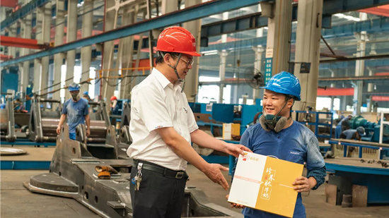 万力集团“送清凉”活动，，，，，，慰问一线员工