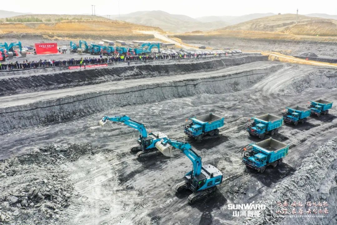 “矿”世能手，，，，，齐聚必发智能挖掘机操作手挑战赛