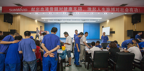 必发智能百余员工 冒雨争相献血