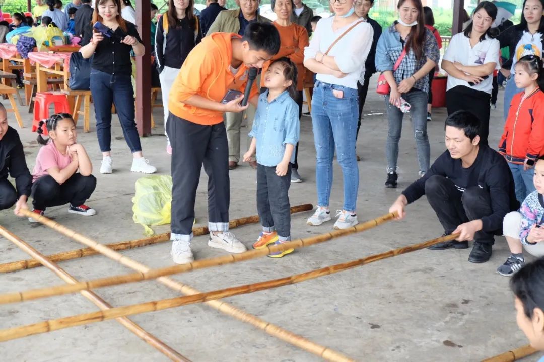 童年差别Young，，，，，，稻花香里亲子欢——必发智能组织开展六一亲子活动