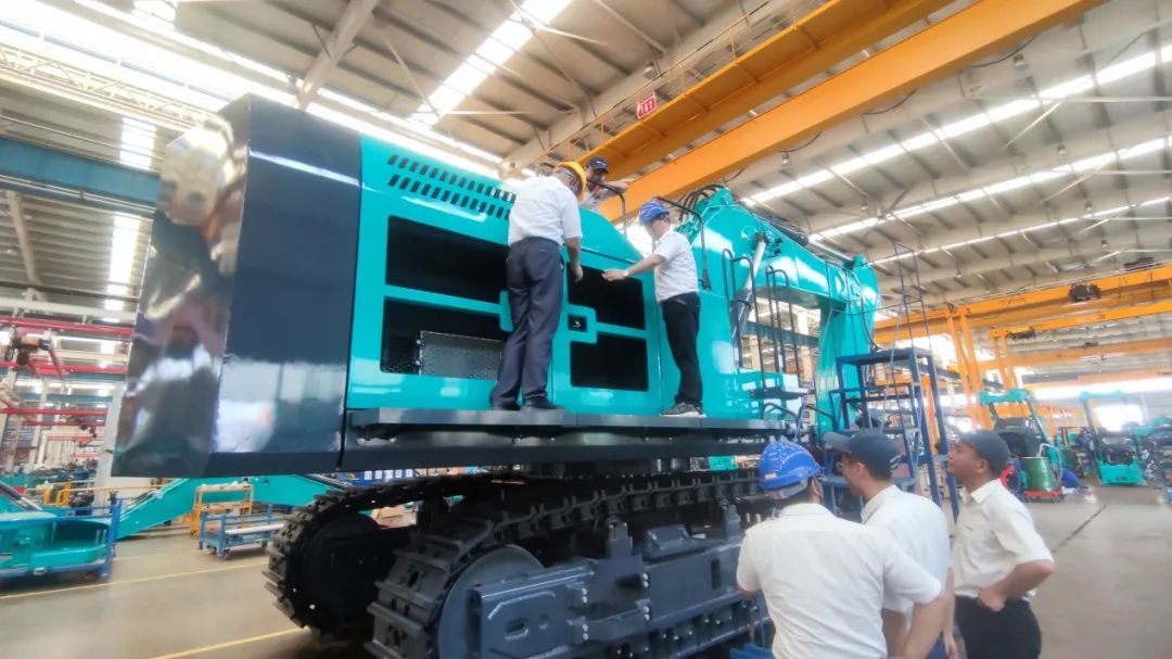 够炫！够酷！必发智能超大型挖掘机SWE750F下线