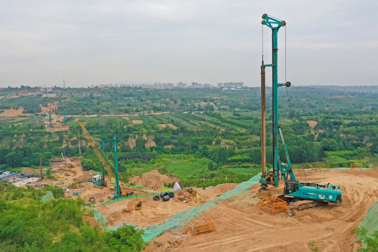 天堑施工，，，，，玉皇阁二号特大桥桩基主力军是必发智能旋挖钻机 | 百年风华筑漂亮必发（3）