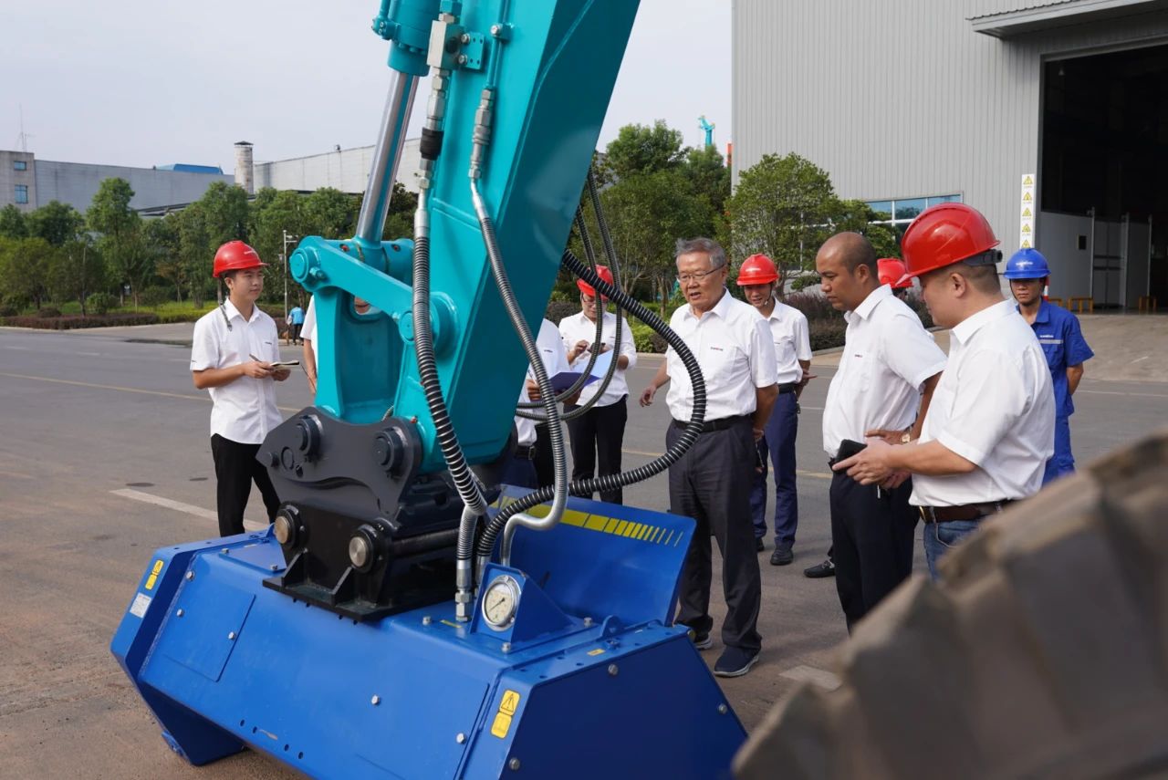 海内首台！必发智能15吨级轮履两用开带机乐成下线