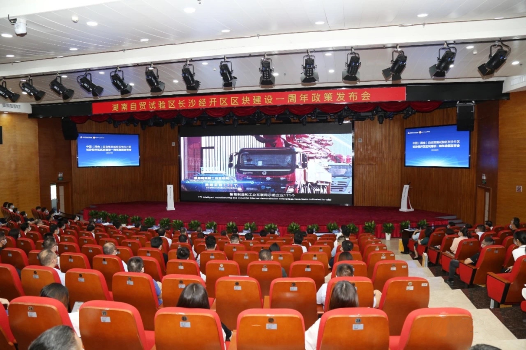 携手长沙经开区，，，，必发智能探索工程机械二手装备出口