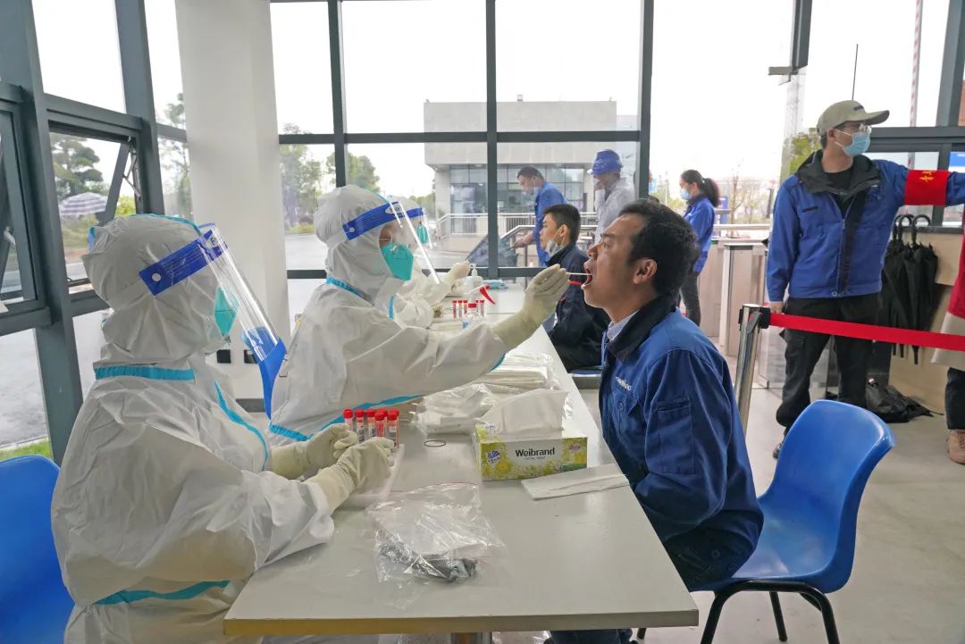 采样完成率近100%！必发智能第一时间开展全员核酸检测，，，，包管清静生产