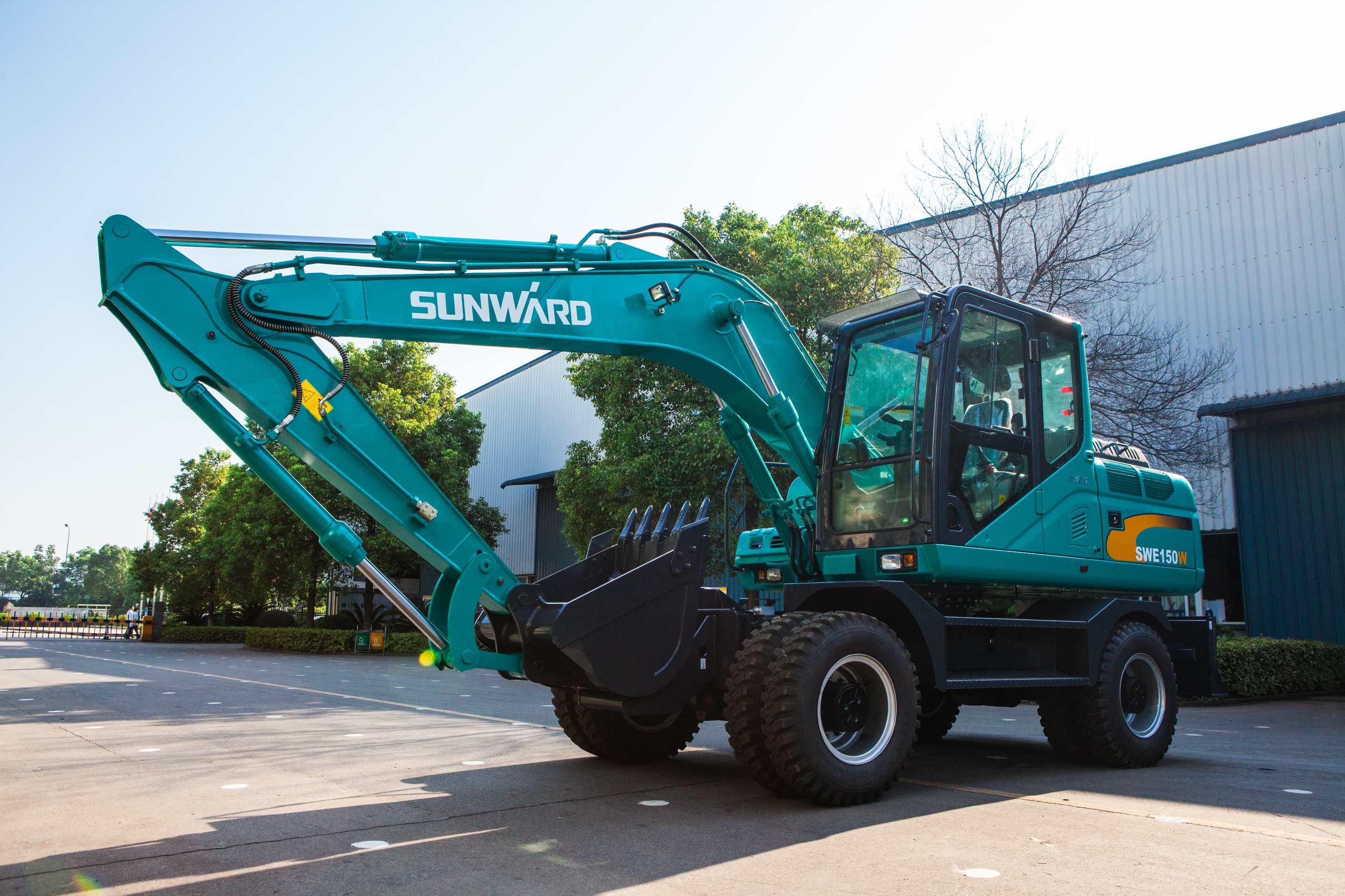 轮胎式挖掘机和履带式挖掘机，，，，，，你更看好哪个？？？