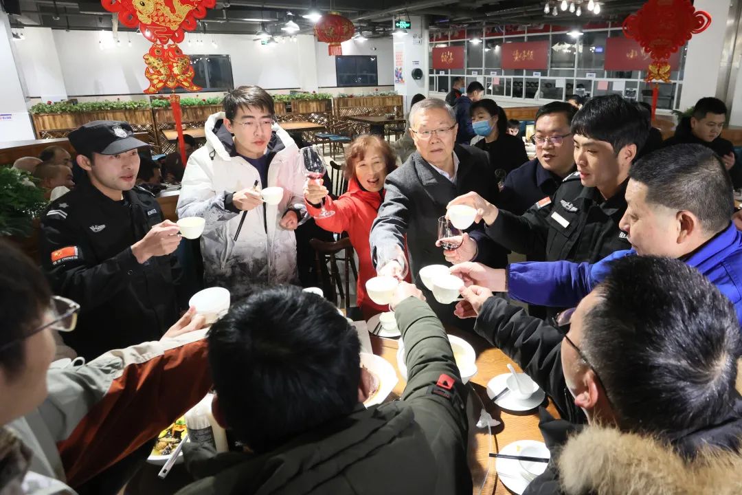 必发智能董事长何清华与留厂员工一起过大年！